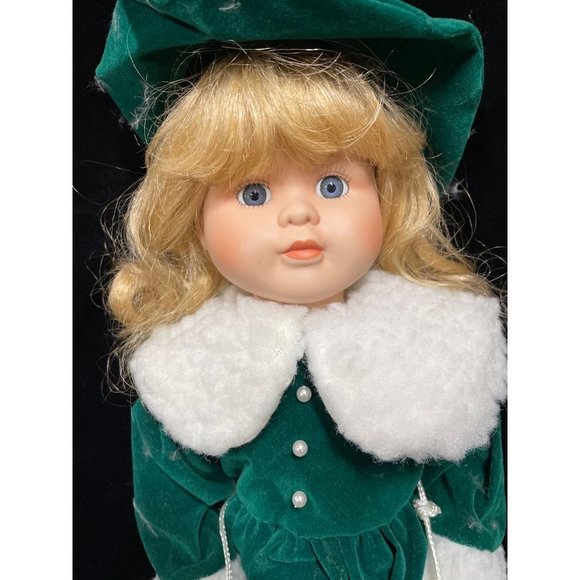 Two Porcelain Winter Dolls blonde in Green and brunette in Red 16” EUC - Picture 6 of 16